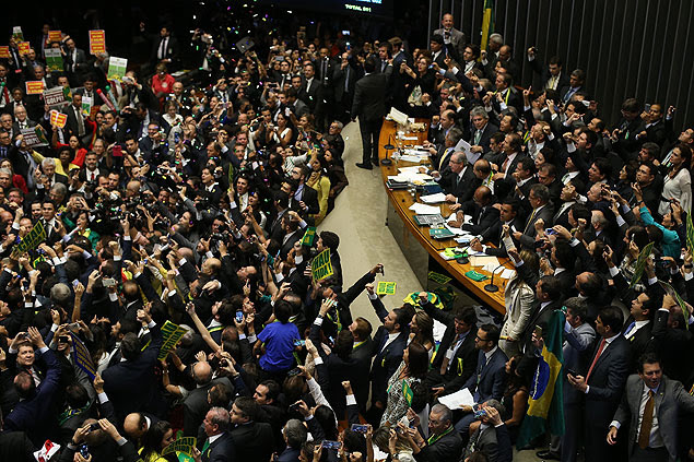 BRASÍLIA, DF, BRASIL, 17.04.2016. O deputado Bruno Araujo dá seu voto, que faz 342 votos, na sessão da Câmara dos Deptuados que aprovou o pedido de Impeachment da presidente Dilma Rousseff. (FOTO Alan Marques/ Folhapress) PODER