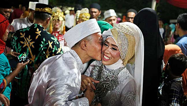 Indonesians-mass-wedding