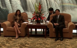 Laura Chinchilla con Alcalde de Shanghai. Archivo