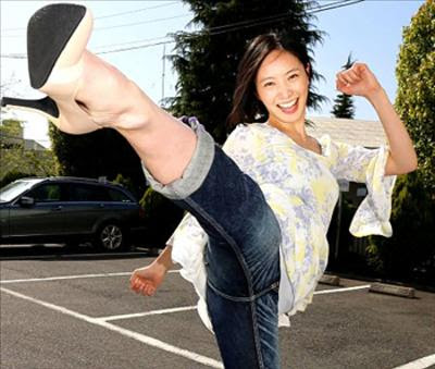 笑いながら蹴りを入れる 長澤奈央へのボケ ボケて Bokete