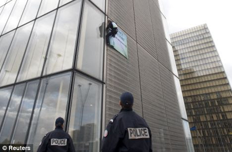 Real life Spider-Man scales 24-storey French national ...
