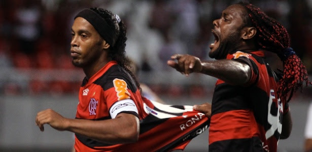 Ronaldinho Gaúcho comemora seu gol de pênalti; craque foi vaiado no segundo tempo