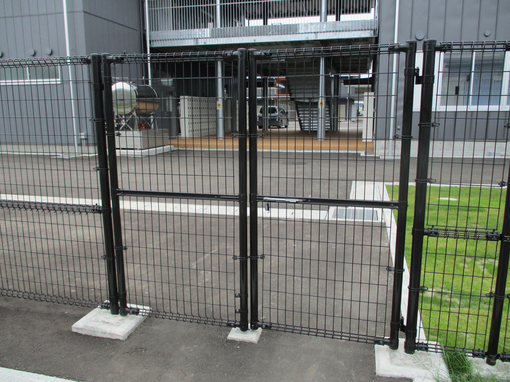 高等学校実習棟 防風ﾌｪﾝｽ 縦格子ﾌｪﾝｽ 門扉等 株式会社シンコーロード宮城