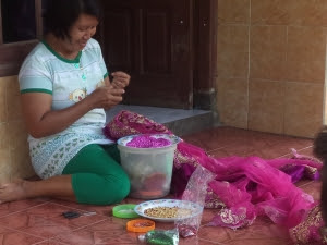 Proses Pemasangan Glass Beads, Pada Kebaya