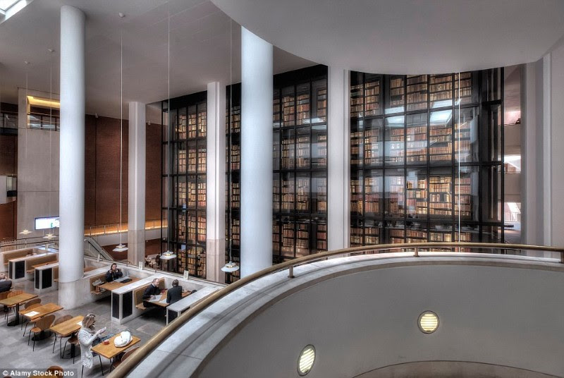 مكتبة بريطانية جميلة