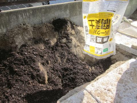 お庭の大規模diy 08 花壇下の土壌改良 猫と園芸