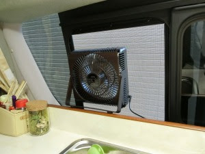ハイエースの換気に どこでもファン 18cm 軽rv紀行 軽キャンで車中泊とキャンプ旅