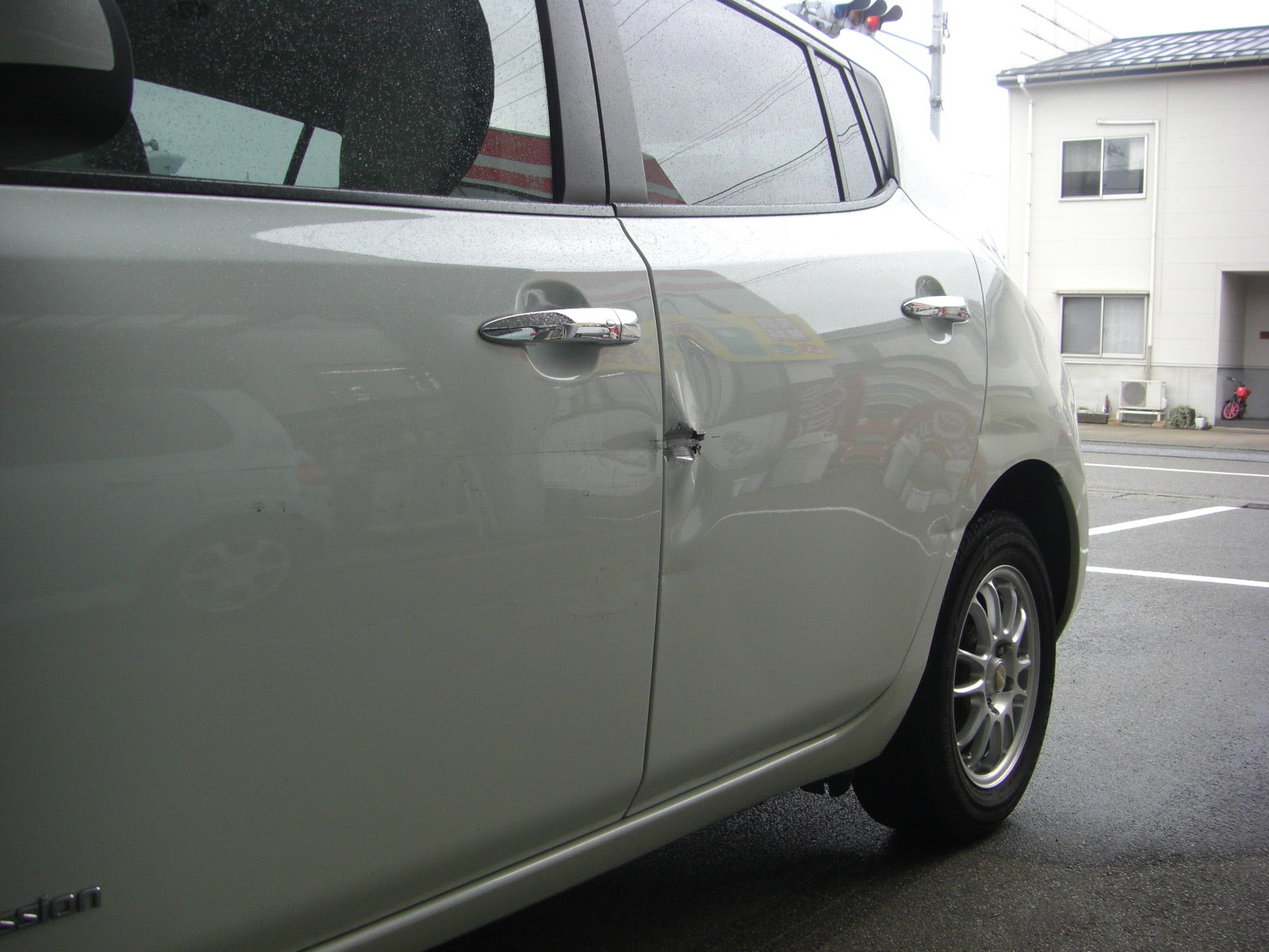 ニッサン リーフ ドア へこみ 裂け傷 リヤフェンダー へこみ 修理事例 石川県金沢市 車の板金塗装の専門店 株式会社カナザワ鈑金