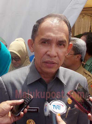 Ambon, Malukupost.com - Pemerintah melalui Presiden Joko Widodo mendorong untuk membangun listrik potensi panas bumi atau geothermal di Pulau Ambon karena provinsi ini memiliki potensinya di perbatasan Desa Suli dan Desa Tulehu, Kecamatan Salahutu. "Kepala Negara saat meninjau proyek Pembangkit Listrik Tenaga Uap (PLTU) Waai pada 9 Februari 2017 mengarahkan Menteri Energi dan Sumber Daya Mineral (ESDM), Ignasius Jonan, agar memanfaatkan potensi geothermal di Desa Suli dan Tulehu sebagai terobosan energi listrik terbarukan," kata Gubernur Maluku, Said Assagaff, di Ambon, Rabu (22/2).