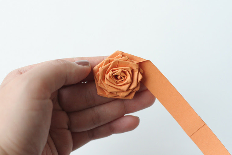 1本のテープから作るバラのモチーフ作り方 紙テープの薔薇 スクラップブッキング101