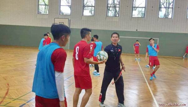 HLV Hoàng Anh Tuấn chơi bóng cùng cầu thủ tại Đức