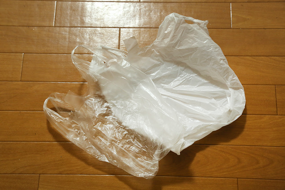 猫がビニール袋をなめる 噛む理由と食べてしまった時の対処法は