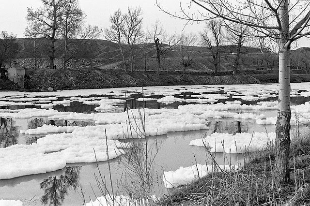 Espuma por contaminación en el río Tajo en 1976. Fotografía de José María Moreno Santiago