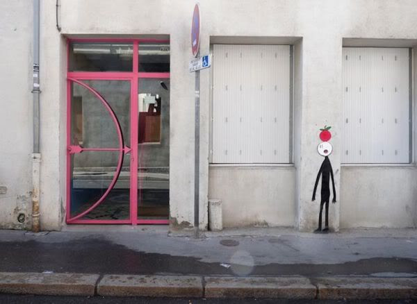 http://i1127.photobucket.com/albums/l624/jexgill/Street%20Art/creative_street_art_640_10.jpg