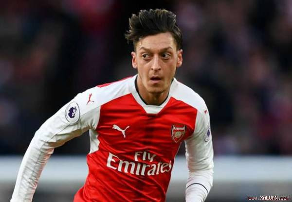 Mesut Ozil hứa sẽ ở lại Arsenal nếu như HLV Wenger tiếp tục dẫn dắt CLB
