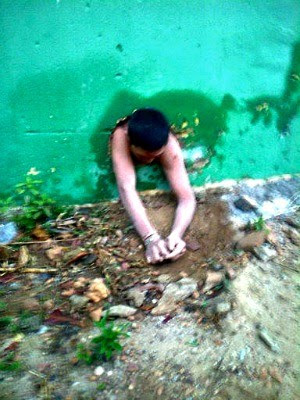 Detento ficou entalado em buraco com parte do corpo do lado de fora do presídio (Foto:  (Foto: Diassis Lira/Blog Diassis Lira))