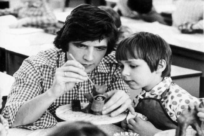 Ο παιδαγωγός με τον μαθητή του κατασκευάζουν από πλαστελίνη τους παραμυθένιους χαρακτήρες Αρκούδα και Μάσενκα σε παιδικό σταθμό της ΕΣΣΔ