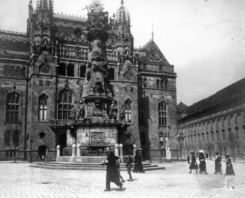 Szentháromság tér, Szentháromság-szobor, mögötte a Pénzügyminisztérium.