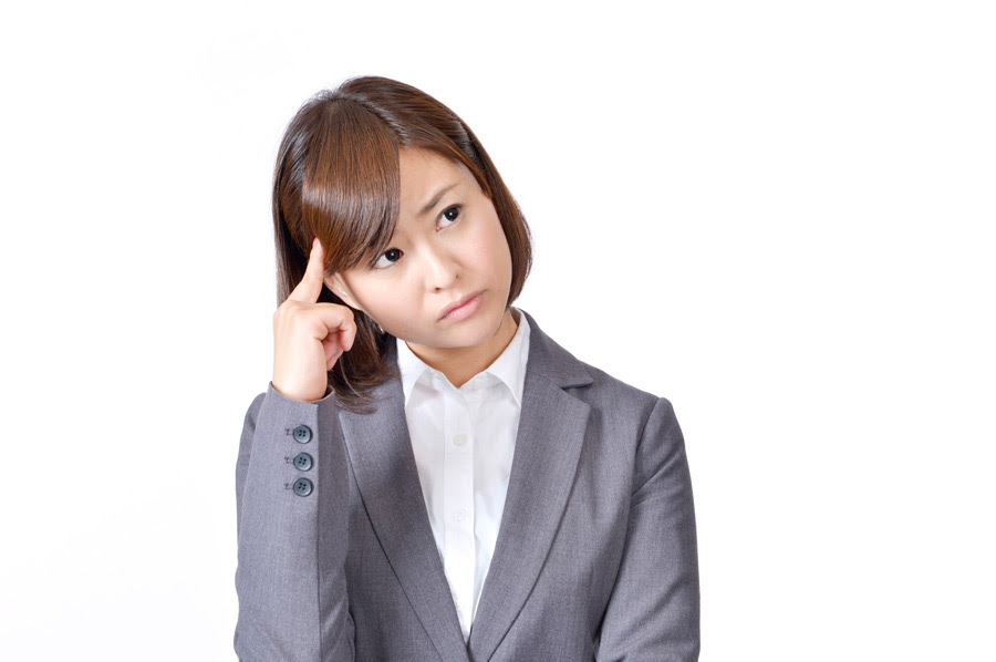 フリー写真 こめかみに指を当てながら悩む女性社員でアハ体験 Gahag 著作権フリー写真 イラスト素材集