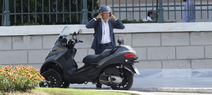 Ο Σταύρος Θεοδωράκης επέστρεψε στη Βουλή, μετά την περιπέτεια της υγείας του [εικόνες]