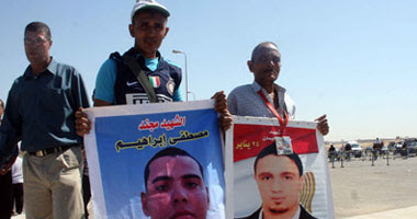 جانب من المتواجدين خارج قاعة المحكمة