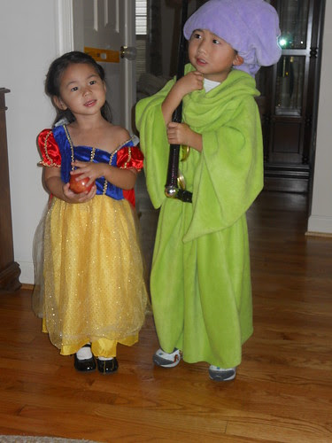 10-31  Snow White and Dopey posing for the papparazzi