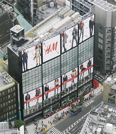 ｈ ｍが渋谷に大型店オープン 流行発信地に新スポット 東京 渋谷にオープンしたカジュアル衣料チェーン ｈ ｍの新店舗 １９日午前 共同通信社ヘリから 四国新聞社