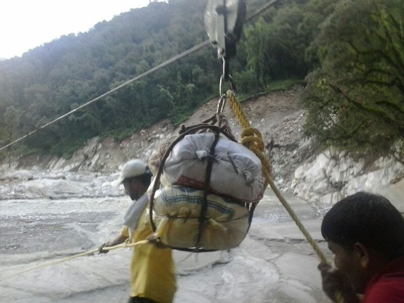 रोप वे कमीशण्ड हो गया है। पहला पे-लोड भेजने को तैयार। वजन लगभग ४० किलो। 