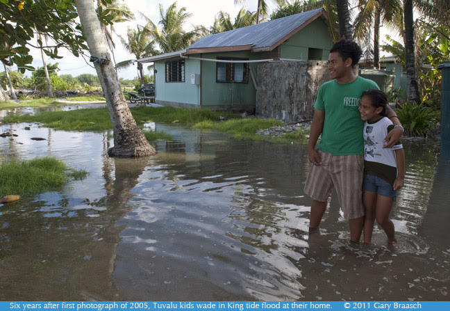 Seis años despues de la primer fotografia del 2005, los niños de Tuvalu tienen el agua casi a sus rodillas en sus casas, debido a las inundaciones