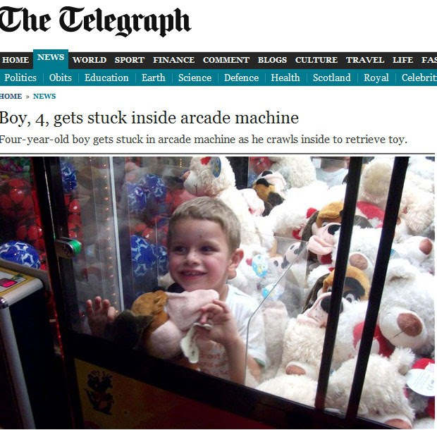O pequenos Aiden Moore, de 4 anos, ficou cerca de meia hora preso dentro da máquina de pegar ursinhos de pelúcia (Foto: Reprodução)
