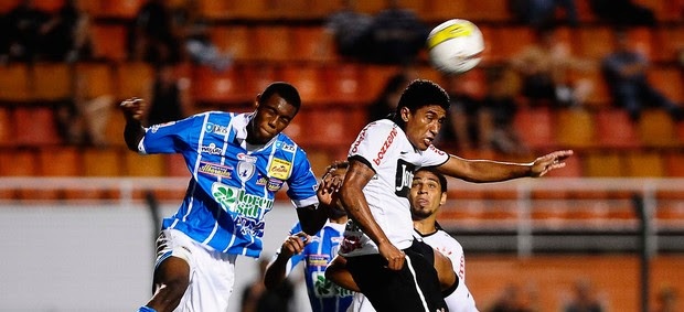 Paulinho Corinthians x Catanduvense (Foto: Marcos Ribolli / Globoesporte.com)