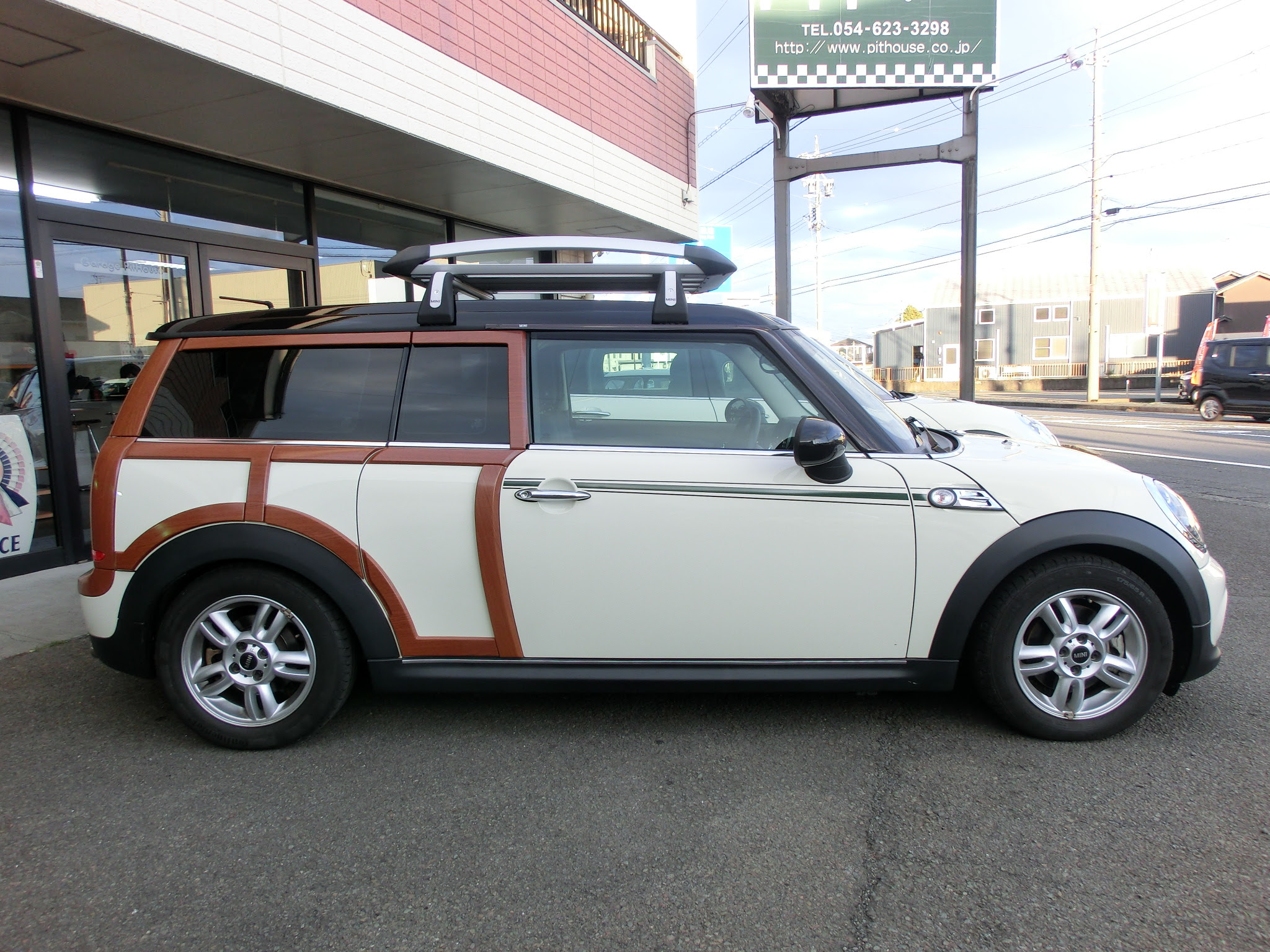 R55 カントリーマンボディーキット取り付け Garage Pit House