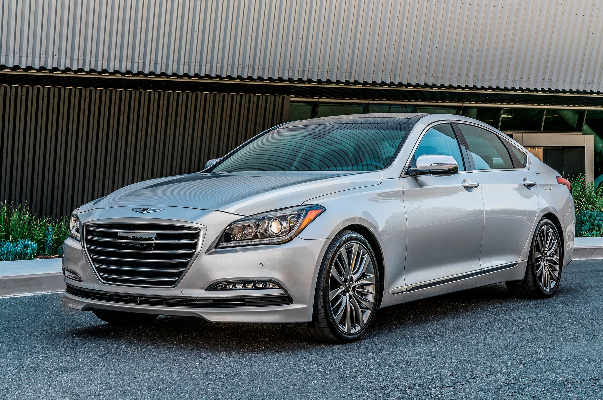 2017 Genesis G80 front three quarter 02
