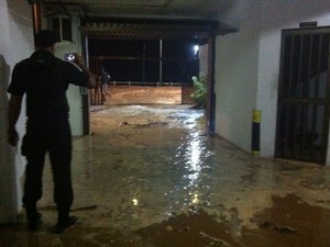 Chuva deixou estacionamento de prédio cheio de lama na zona Leste de Natal (Foto: Carolina Souza)