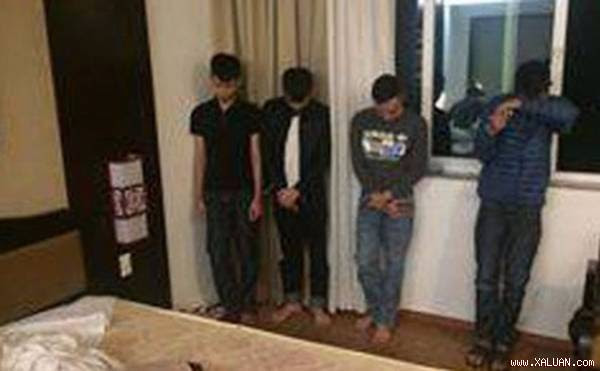 Bốn đối tượng bị công an bắt quả tang khi đang “phê“ ma túy.