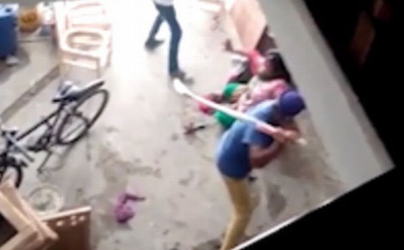 Meena Kasyap dipukuli keluarga suaminya. (Foto: Daily Mail)