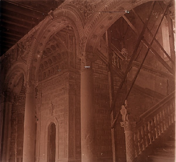 Escalera renacentista del Museo de Santa Cruz en los años 20. Fotografía de Ángel del Campo Cerdán