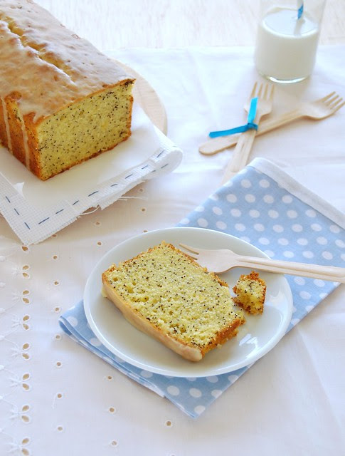 Passion fruit poppy seed pound cake / Bolo de maracujá e sementes de papoula