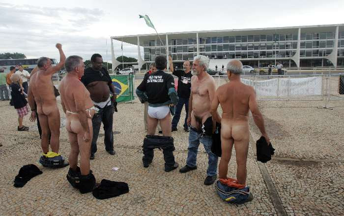 Aposentados da Petrobras tiram a roupa em protesto no Planalto