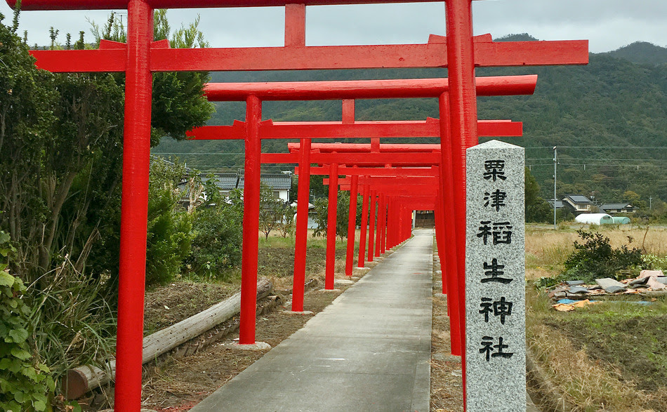 全国でも稀 朱色の鳥居が並ぶ 粟津稲生神社 は参道を横切り轟音で が通過する こんなのアリかーーッ 出雲人 Izumozine