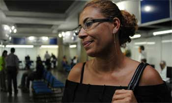 A sacoleira Tatiana de Fátima Rúbio viu uma dívida de cheque especial pequena se transformar em um débito de R$ 2,3 mil. Segundo ela, a dívida aumentou porque ela se mudou de Sete Lagoas para Belo Horizonte e, devido à distância, a negociação com o banco ficou inviável. 'Procurei vários bancos em BH, mas a informação que os funcionários me davam é que não podiam negociar', explica. Durante a campanha da CDL/BH, a consumidora conseguiu que os R$ 2,3 mil se transformassem em R$ 800, que serão pagos em 10 parcelas sem juros. 'Estou muito feliz por ter resolvido a minha situação com a Caixa, que se arrastava desde 2010', avaliou.