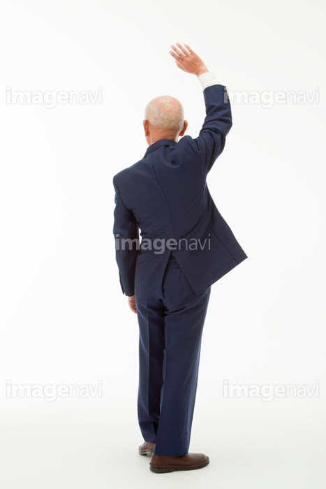 手を上げる60代男性の後ろ姿 の画像素材 写真素材ならイメージナビ