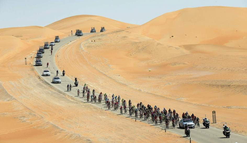 Carrera ciclista en el desierto