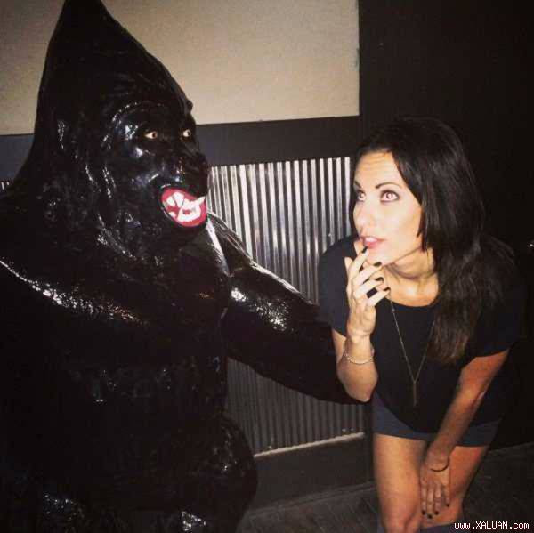 Những kiểu ‘tự sướng’ với tượng ở nơi công cộng