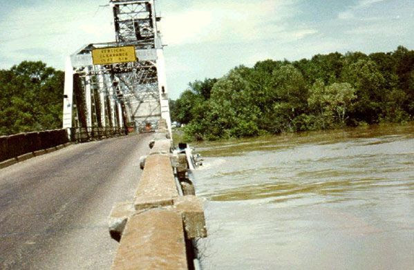 Boat vs Bridge (16 photos)