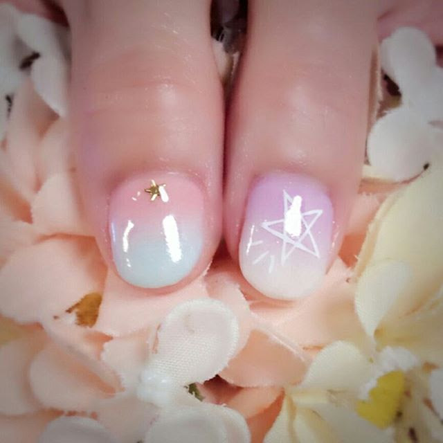 お客様ネイル お持ち込み頂いたデザインをアレンジしてのネイルです 夏っぽさよりまだ春らしさを残したカラーの組み合わせ とても可愛い です バイカラー バイカラーネイル グラデ グラデーション グラデーションネイル 縦グラデ 縦グラデーション てがきアート 星
