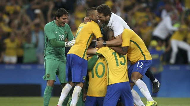 Jogadores comemoram o ouro