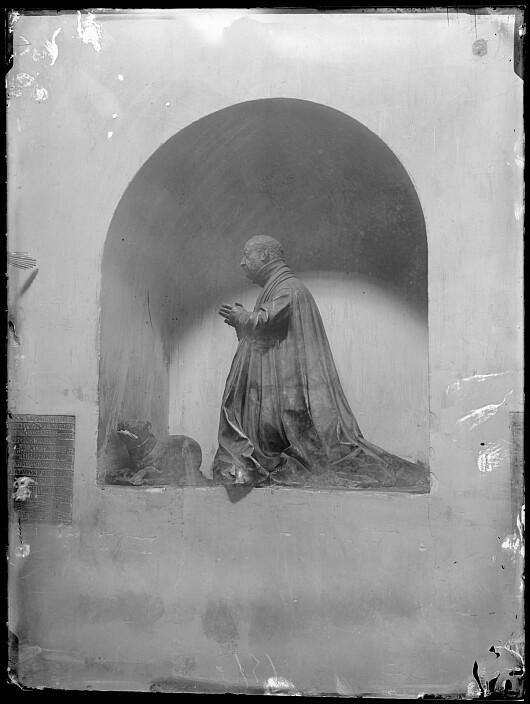 Escultura orante del sepulcro de Pedro Soto Cameno, inquisidor, en el convento de San Pedro Mártir. Fotografía de Casiano Alguacil a finales de siglo XX. Ayuntamiento de Toledo