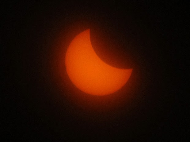 Sol é visto durante eclipse em Marselha, na França, nesta sexta-feira (20) (Foto: Claude Paris/AP)