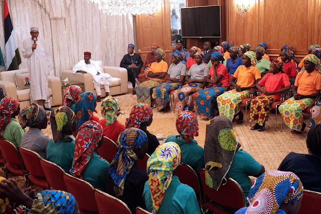 Muhammadu Buhari received in Abuja the 82 Chibok Girls who just regained their freedom
